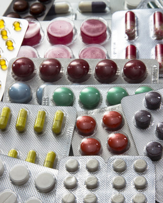 片劑、膠囊和維生素在水泡背景下的栓劑對比與解析